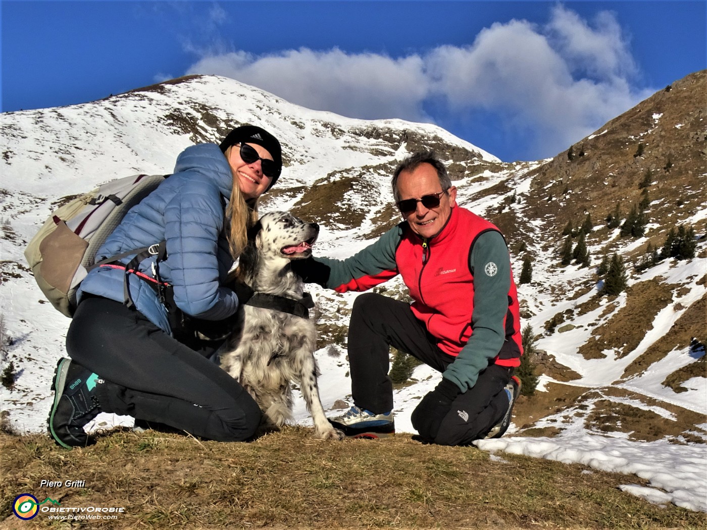 01 Sul Monte Avaro scorrono veloci nubi bianche spinte da vento di Favonio da nord che andiamo a sperimentare ! .JPG